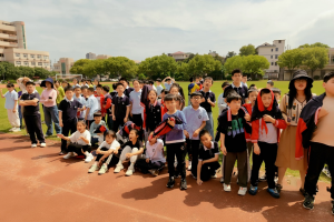 根麻繩連接的是團(tuán)結(jié)與堅(jiān)持，一根麻繩演繹的是奮斗和拼搏。